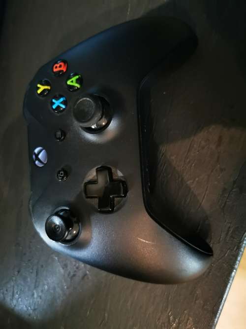 Xbox one 1.5TB + 4 controllers + 7 Games