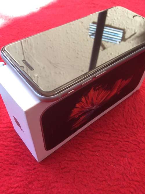 Mint condition Apple iPhone 6s 16gb Space Grey - original box & access & screen protector & case