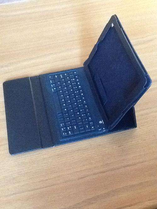 ipad 2 compact fold out case & built-in keyboard- bluetooth