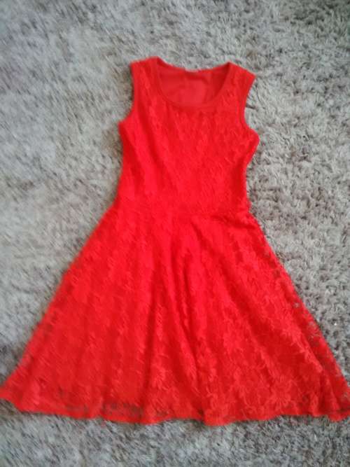 STUNNING GIRLS RED DRESS 7/8 YEARS