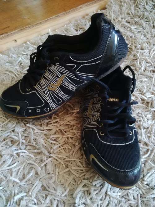 BOYS SPIKES  SIZE 6