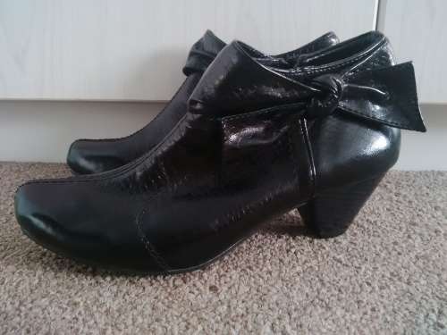 LADIE SHORT BOOTIES SIZE 4