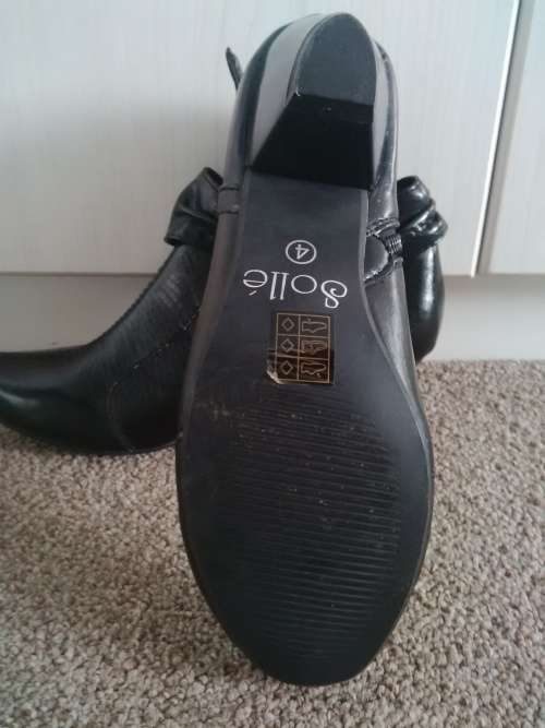 LADIE SHORT BOOTIES SIZE 4