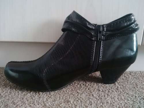 LADIE SHORT BOOTIES SIZE 4
