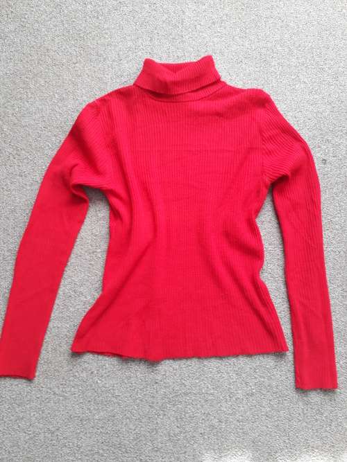 RED POLONECK KNITWEAR SIZE MED