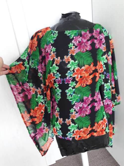 SALE !!  FLOWERY BATWING TYPE TOP SIZE M