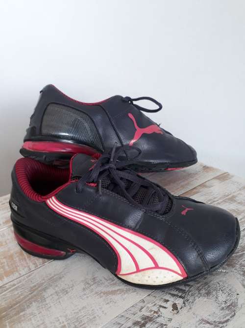 WOMANS PUMA SHOES SIZE 4