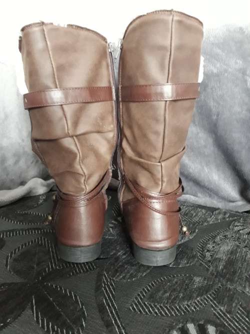GIRLS FUNKY BOOTS SIZE 3
