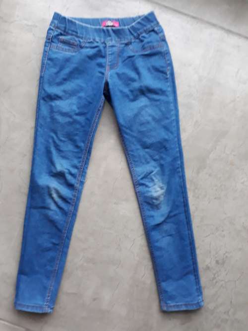 GIRLS DISTRESSED JEANS 10/11 YEARS