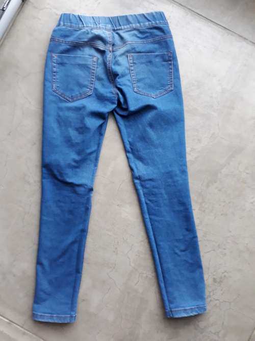 GIRLS DISTRESSED JEANS 10/11 YEARS