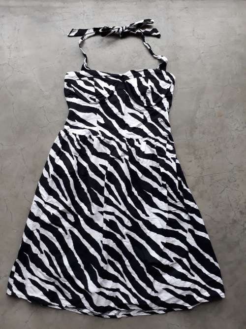 LADIES SUMMER DRESS SIZE SMALL