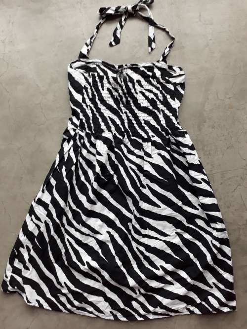 LADIES SUMMER DRESS SIZE SMALL