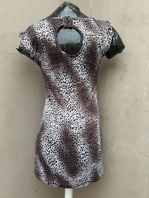 STUNNING LONG LENGTH TOP SIZE SMALL
