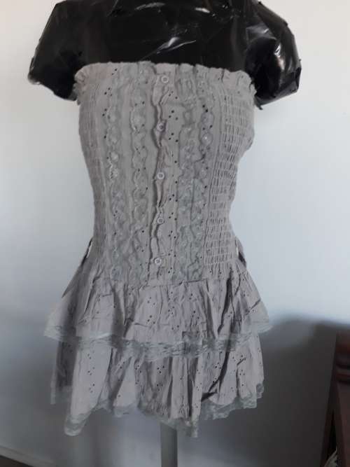 CASUAL OFF SHOULDER ANGLAISE DRESS SIZE MED