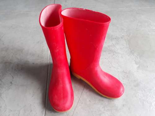 GIRLS  BOYS RAINBOOTS SIZE 2