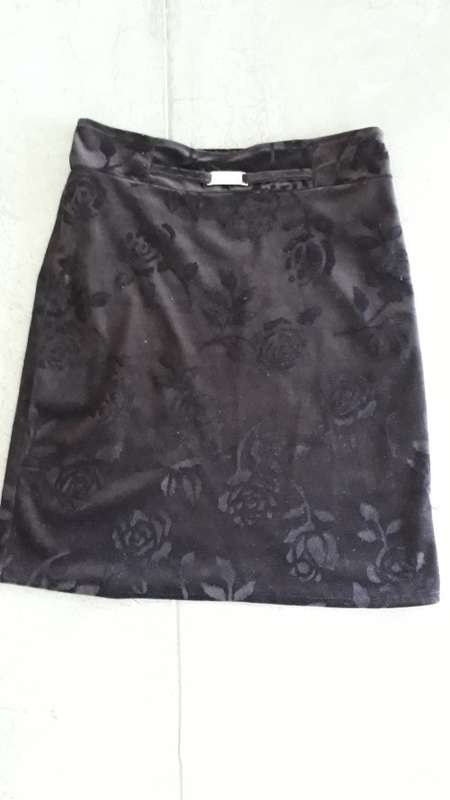 VELVET MINI SKIRT SIZE 34/MEDIUM