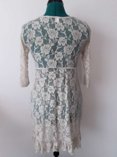 STUNNING LACE TOP SIZE SMALL