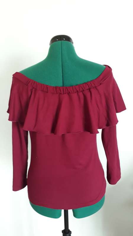 3/4 SLEEVE OOF THE SHOULDER TOP SIZE M