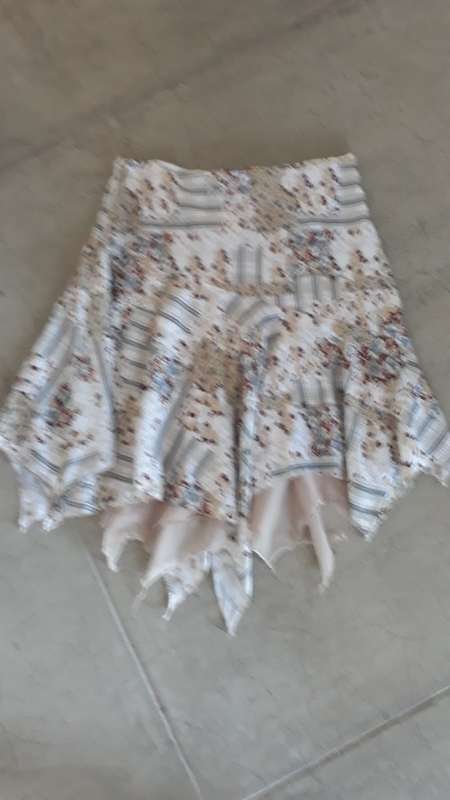 STUNNING SKIRT SIZE 10