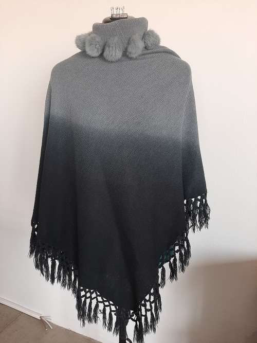 POM POM PONCHO SIZE ONE SIZE