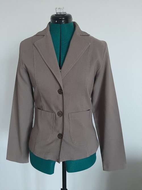 LADIES BLAZER SIZE 32