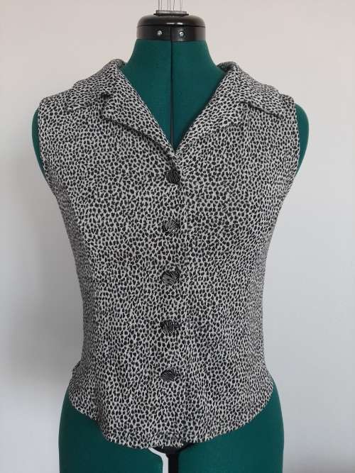 CUTE SLEEVELESS TOP SIZE SMALL
