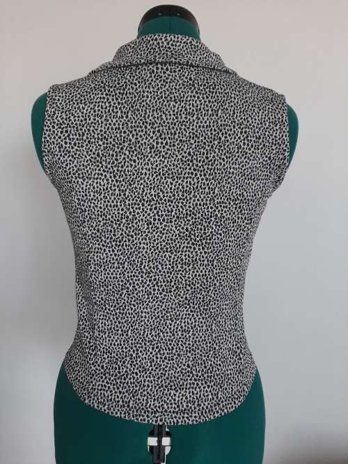 CUTE SLEEVELESS TOP SIZE SMALL