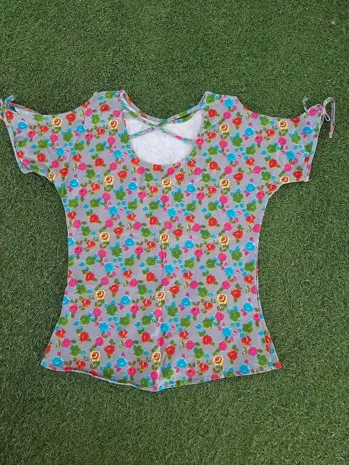 COLD SHOULDER T-SHIRT SIZE MED