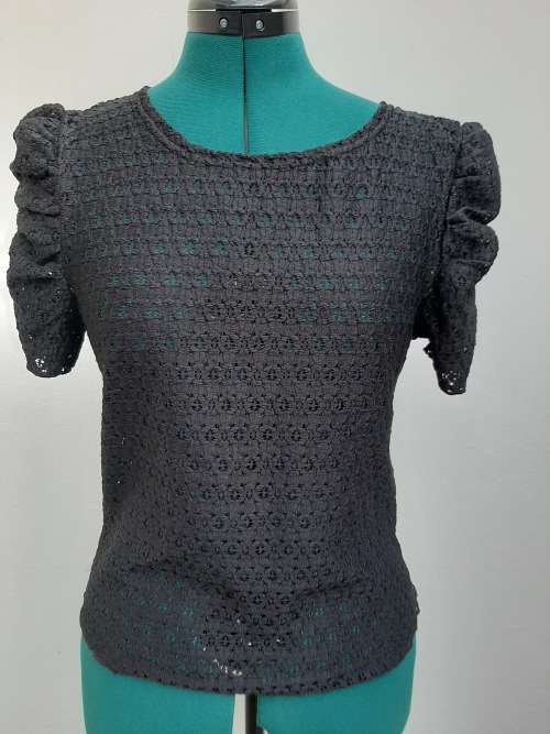 PUFF SLEEVE CROCHET TOP SIZE SMALL
