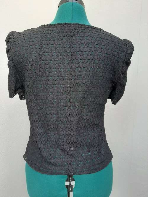 PUFF SLEEVE CROCHET TOP SIZE SMALL