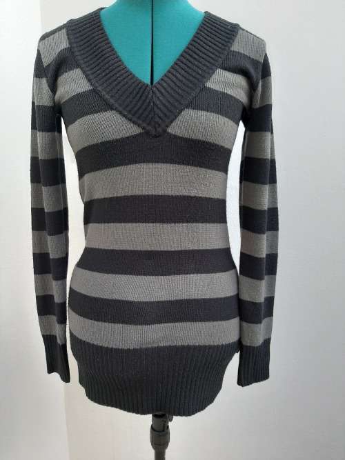 LONG LENGTH KNITWEAR SIZE SMALL