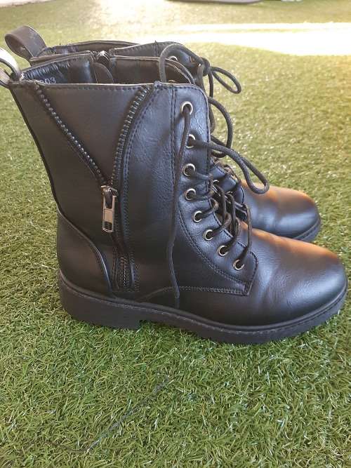 LADIES COMBAT BOOTS SIZE 3