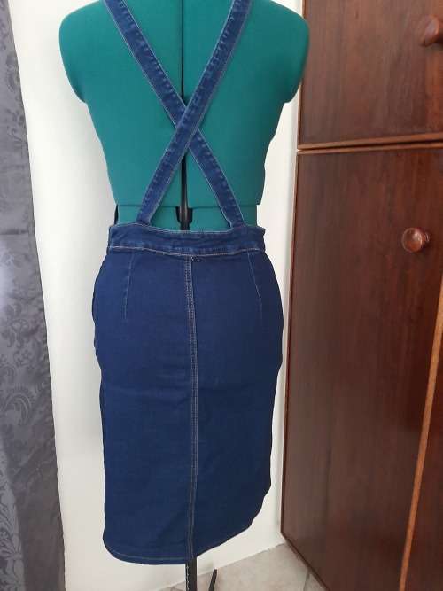 DENIM DUNGAREE DRESS SIZE 34/10