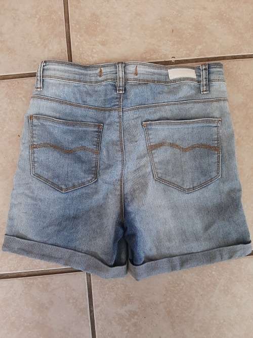 LADIES SHORT SIZE 32/8