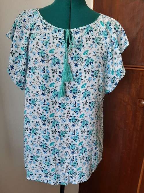 SUPER CUTE TOP SIZE 10