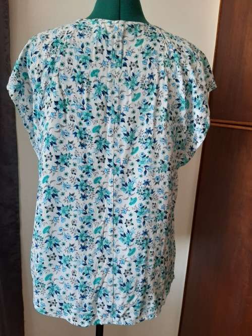 SUPER CUTE TOP SIZE 10
