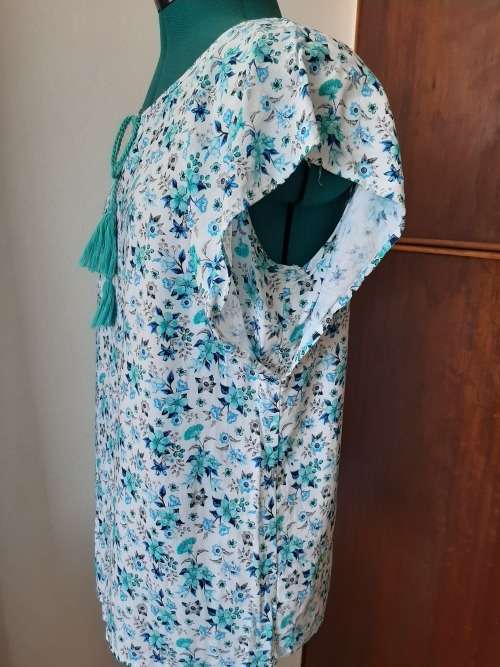 SUPER CUTE TOP SIZE 10