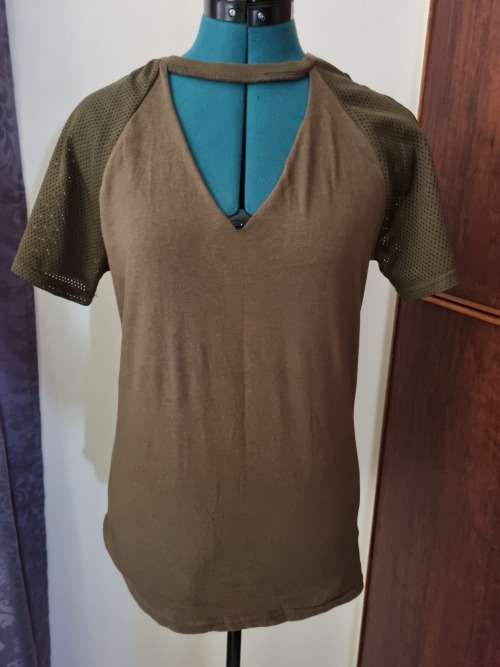 ARMY GREEN RIPPED T-SHIRT SIZE S/M