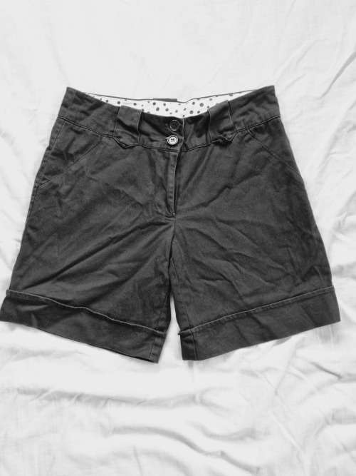BLACK SHORTS SIZE 32