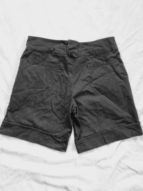 BLACK SHORTS SIZE 32