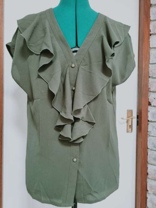 STUNNING FRILLY  BLOUSE SIZE 36