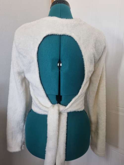 Fluffy open back top- size med