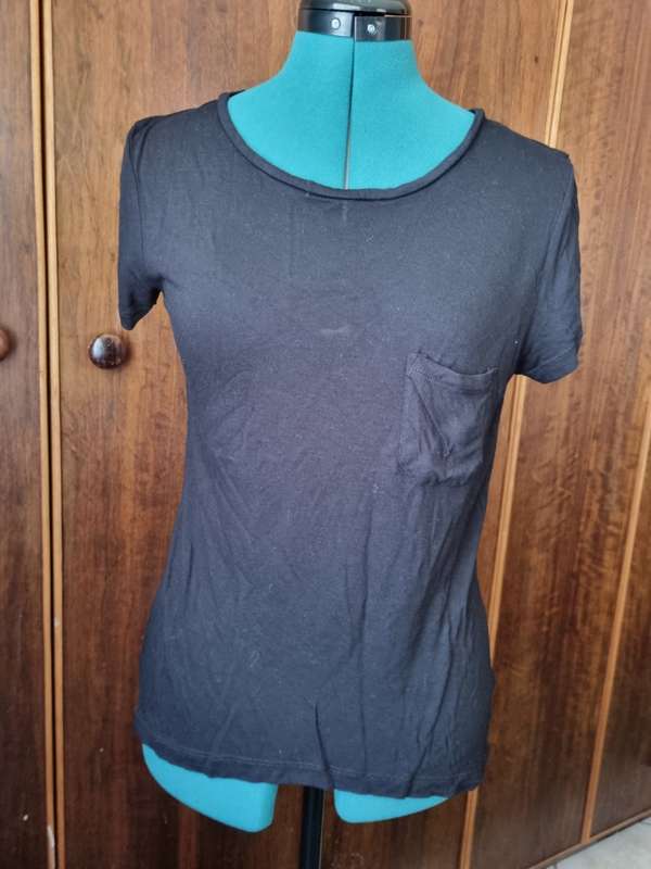 T-shirt -size small