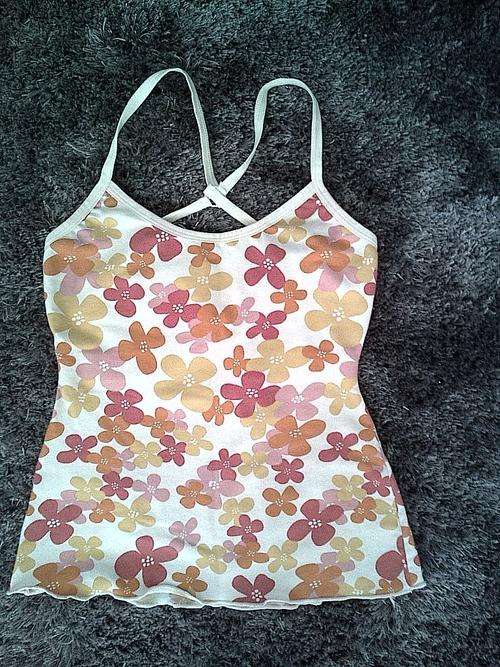 STUNNING SPAGHETTI CRISS CROSS TOP SIZE 11/12 YEARS