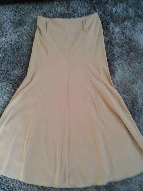 SALE !!!    FOSCHINI BEAUTIFUL SKIRT  SIZE 8