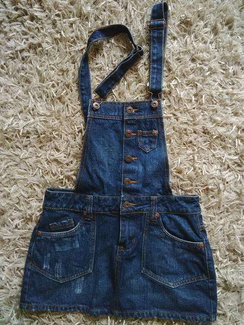 DENIM DUNGAREE MINI SKIRT SIZE 8