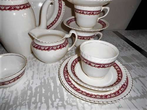 LOVELY OLD ENGLISH PATTERN  22 PIECE TEA SET  JOHNSON BROS