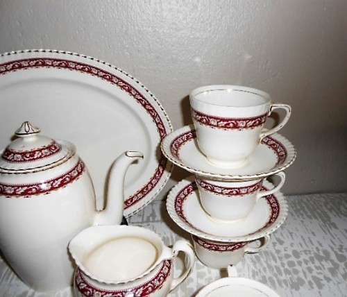 LOVELY OLD ENGLISH PATTERN  22 PIECE TEA SET  JOHNSON BROS