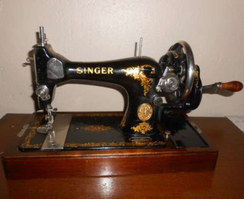 1938 SINGER VIBRATING SHUTTLE SEWING MACHINE