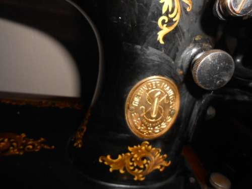 1938 SINGER VIBRATING SHUTTLE SEWING MACHINE